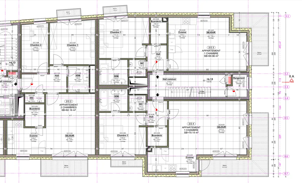 Floor plan of a residential building: dimensioned apartments with living-kitchen, bedrooms, bathrooms, circulation, balconies and lift shaft